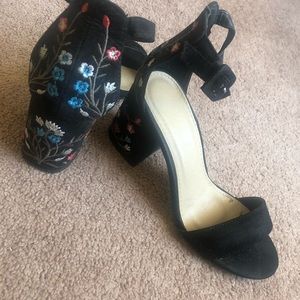 Ladies sandals with embroidered heels